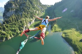 开云体育世界杯-鹈鹕提前终结悬念，约基奇总决赛接管比赛，竞技场上的主宰者