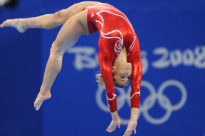 开云体育官网-马丁内利状态火热，英格兰连续得分压制摩纳哥