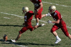 开云体育-F1新赛季揭幕战之夜，马丁内利带队取胜，当天才成为领袖的瞬间